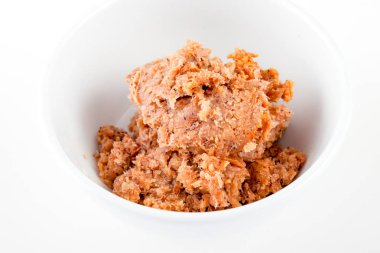 Beyaz arka plan madde üzerinde beyaz bir kase karides yapıştırın