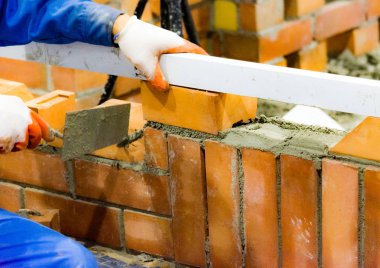 Çimento tuğla, çimento işçisi mala macun knif ile dış duvar tuğla duvar yükleme yükleme