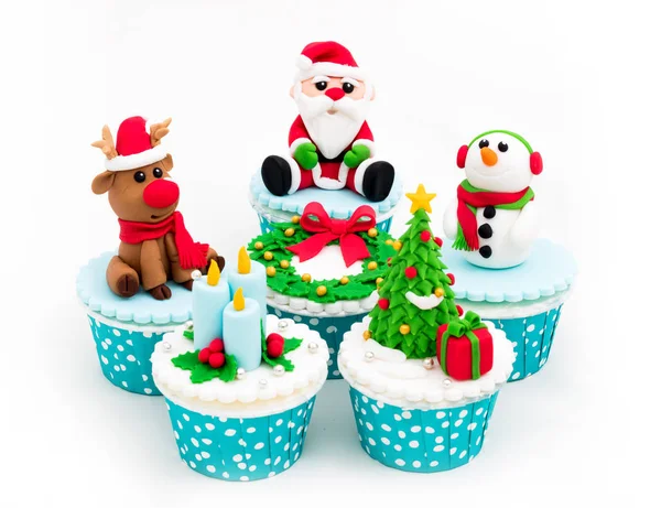 白い背景の上のクリスマス自家製カップケーキ — ストック写真