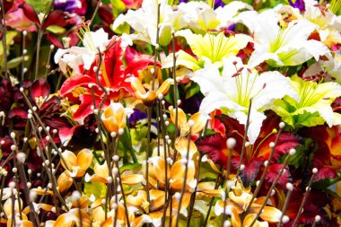 Renkli plastik lale buketi