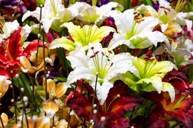 Renkli plastik lale buketi