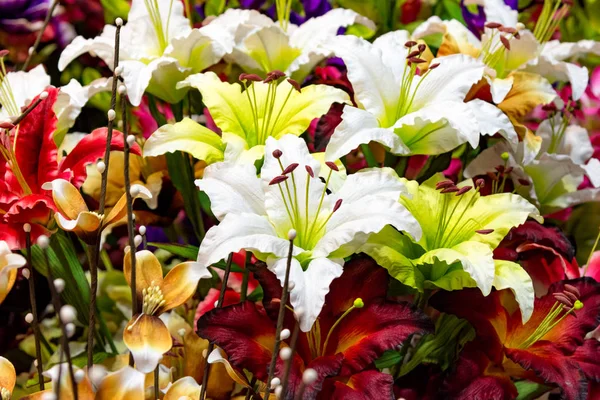 Renkli plastik lale buketi