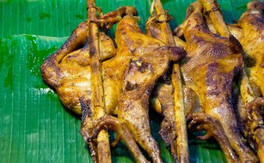 Tavuk ızgara, muz yaprak üzerinde kavrulmuş tavuk