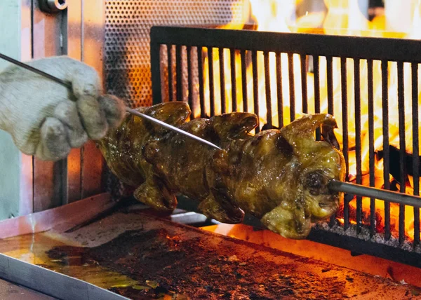 Hähnchenbraten Auf Dem Glühend Heißen Grill — Stockfoto