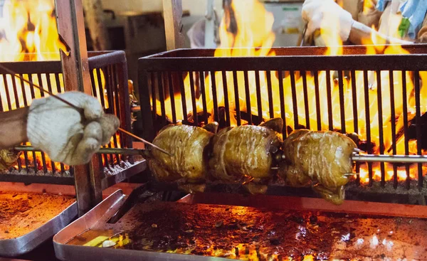 Hähnchenbraten Auf Dem Glühend Heißen Grill — Stockfoto