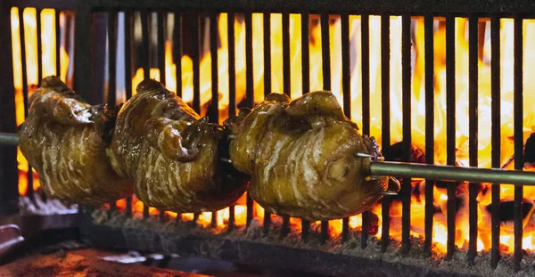 Hähnchenbraten Auf Dem Glühend Heißen Grill — Stockfoto