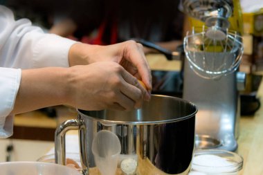 Şef yemek yemek mutfakta aşçı gıda hazırlama