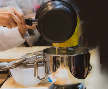 Şef yemek yemek mutfakta aşçı gıda hazırlama