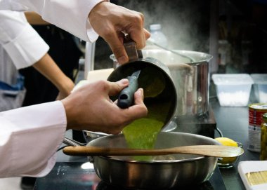 Şef yemek yemek mutfakta aşçı gıda hazırlama