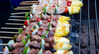 Alevli ızgara tavuk kebap ızgara, şiş kebap Barbekü ızgara domates ve biber ile şiş üzerinde soslu tavuk