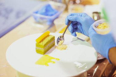 Şef yemek yemek mutfakta aşçı gıda hazırlama