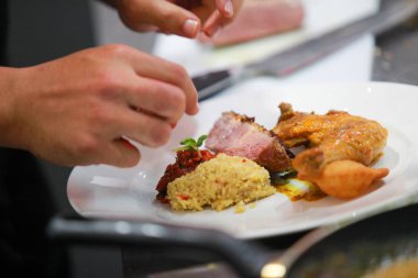 Şef yemek yemek mutfakta aşçı gıda hazırlama