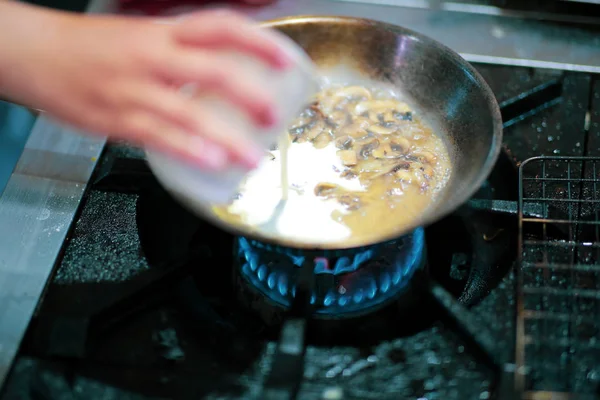 Koch Kocht Essen Der Küche Koch Bereitet Essen — Stockfoto