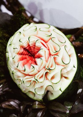 Meyve ve sebze oymalar, oyma ekran Tay meyve