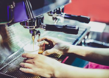 Kahve makinesinden espresso, kahve makinesinden kahve makinesi.