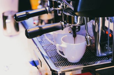 Kahve makinesinden espresso, kahve makinesinden kahve makinesi.