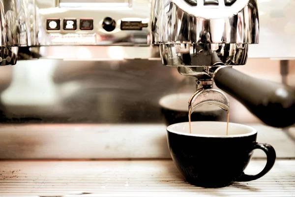 Kahve Makinesinden Espresso Kahve Makinesinden Kahve Makinesi — Stok fotoğraf