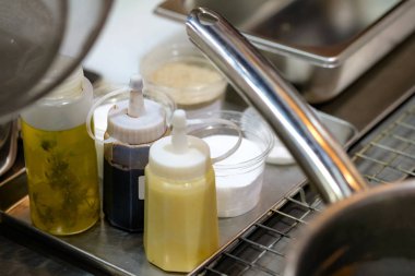 Pişirme yağı mutfak malzemelerle