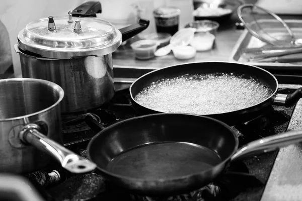 Ocelové Hrnce Nerezové Nádobí Black Bílá Sporák Nádobí Pro Vaření — Stock fotografie