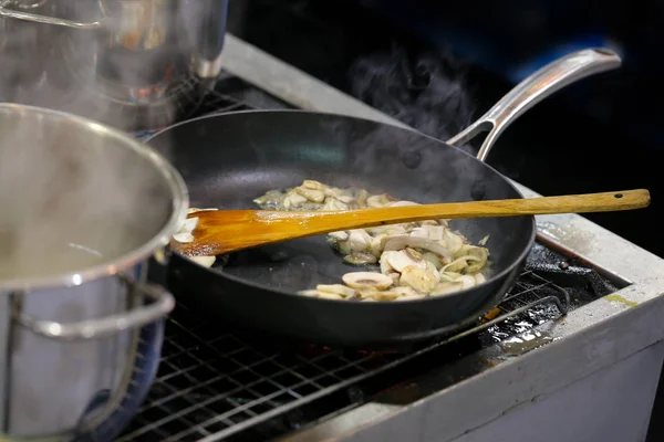 Arbeitskoch Zubereitung Von Essen Braten Der Wok Pfanne Kochen Des — Stockfoto