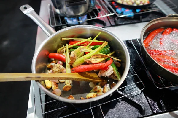 Arbeitskoch Bereitet Essen Frittieren Der Wok Pfanne Nahaufnahme Kochen — Stockfoto