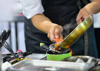 Şef yemek yemek mutfakta aşçı gıda hazırlama