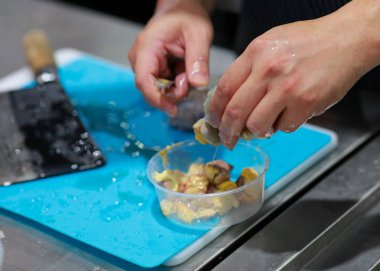 Şef yemek yemek mutfakta aşçı gıda hazırlama