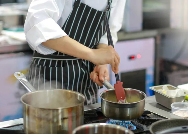 Chef Memasak Makanan Dapur Chef Menyiapkan Makanan — Stok Foto