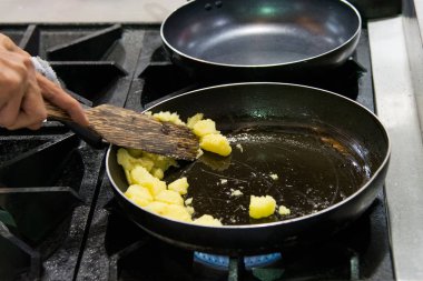 Şef yemek yemek mutfakta aşçı gıda hazırlama