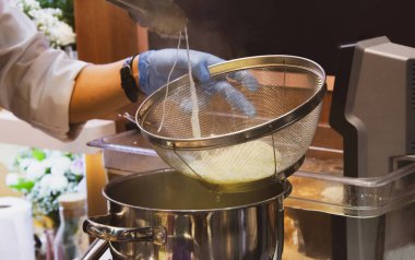 Şef yemek yemek mutfakta aşçı gıda hazırlama