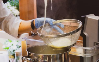 Şef yemek yemek mutfakta aşçı gıda hazırlama