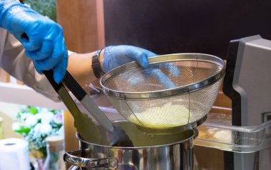 Şef yemek yemek mutfakta aşçı gıda hazırlama