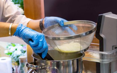 Şef yemek yemek mutfakta aşçı gıda hazırlama