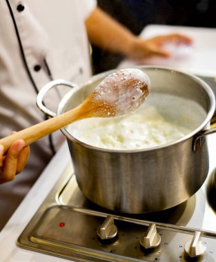 Şef yemek yemek mutfakta aşçı gıda hazırlama