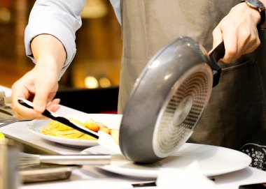 Şef yemek yemek mutfakta aşçı gıda hazırlama