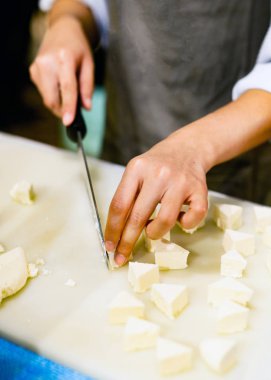 Şef yemek pişirmek, tofu yemek yemek mutfakta taze tofu Şef Dilimleme