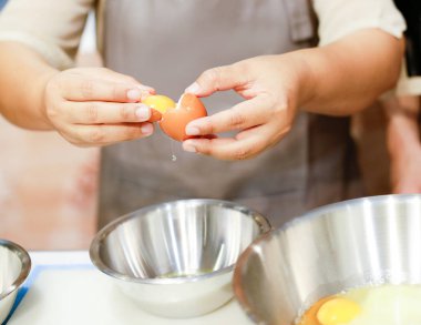 Şef yumurta sarısı yumurtadan ayıran bir cam kaseye tatili