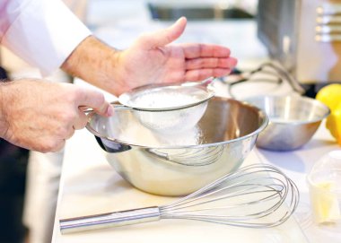 Baker ekmek mutfakta bir kasenin içine Un Eleme
