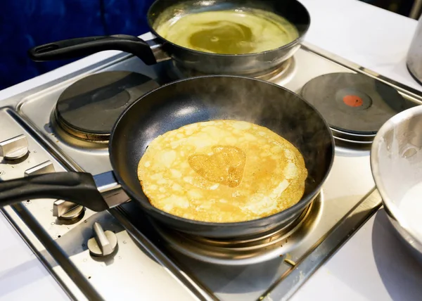 Frisch Zubereiteter Crêpe Der Pfanne Crêpe Der Pfanne — Stockfoto