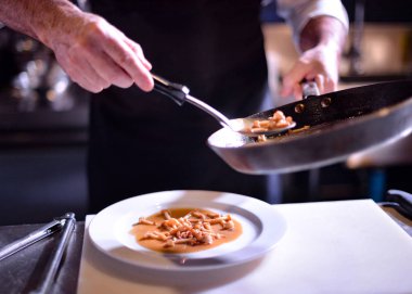 Şef yemek hazırlıyor, mutfakta, aşçı aşçılığı, aşçı dekorasyonu, yakın çekim.