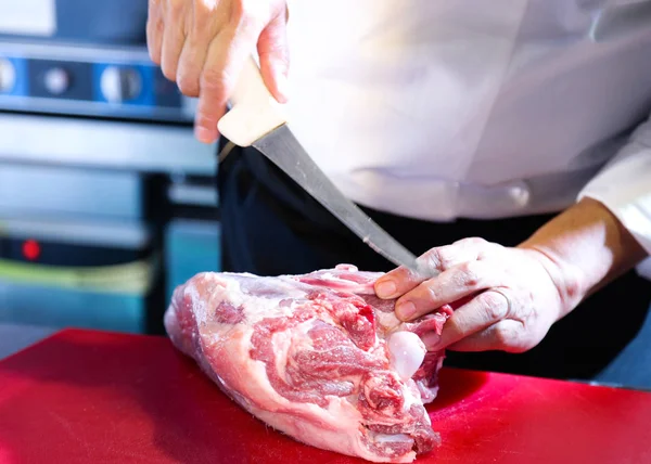 Carnicero Cortando Carne Cerdo Chef Cortando Carne Cruda Fresca Chef —  Fotos de Stock