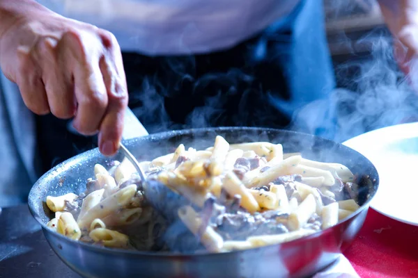 Chef Bereitet Essen Mahlzeit Der Küche Koch Kocht Chef Dekoriert — Stockfoto