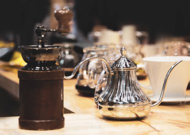 Vintage değirmeni manuel kahve çekirdeği kafede, kahve damla 