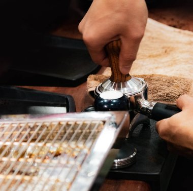 Sabotaj, Barista yapmak kahve Portafilter kavramı kullanarak çekilmiş kahve barista bir kahve dükkanı, yakın çalışma Barista presler