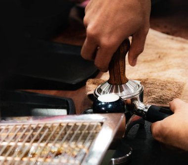 Sabotaj, Barista yapmak kahve Portafilter kavramı kullanarak çekilmiş kahve barista bir kahve dükkanı, yakın çalışma Barista presler