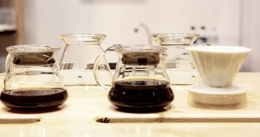 Barista yapma kahve, kahve ile chemex hazırlanıyor, Chemex damlayan sıcak taze kahve