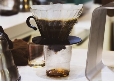 Barista yapma kahve, kahve ile chemex hazırlanıyor, Chemex damlayan sıcak taze kahve