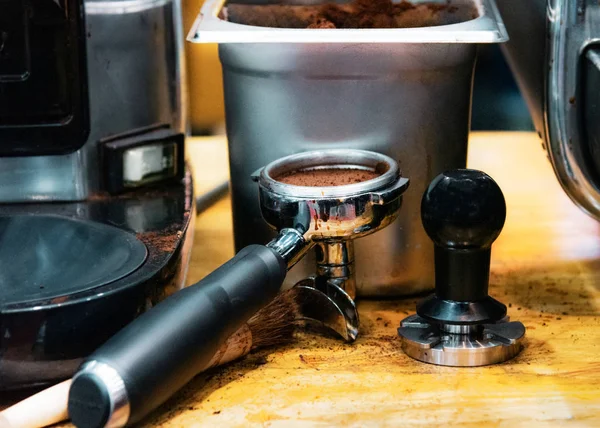 Barista Trabalhando Uma Cafeteria Close Barista Presses Ground Coffee Using — Fotografia de Stock