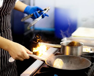 Şef yemek hazırlıyor, mutfakta, aşçı aşçılığı, aşçı dekorasyonu, yakın çekim.