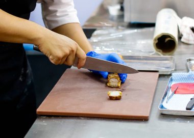 Şef yemek hazırlıyor, mutfakta, aşçı aşçılığı, aşçı dekorasyonu, yakın çekim.